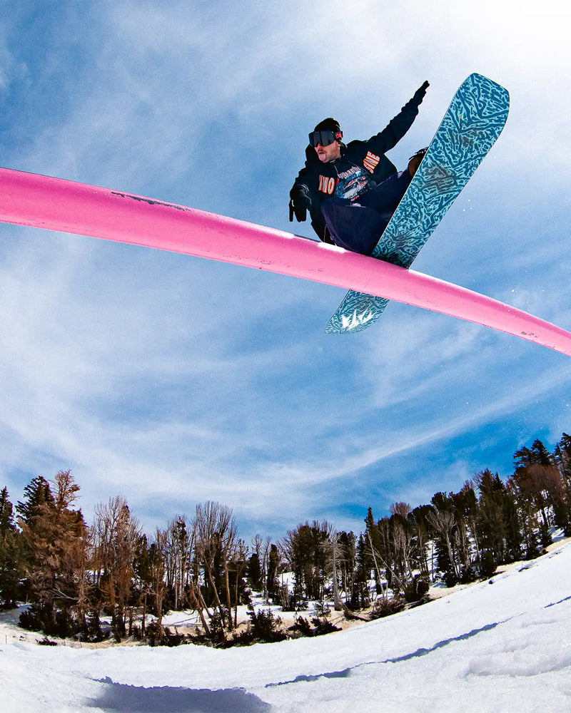jones aviator 2.0 snowboard 2025 Made for riders who want precision and speed with a freestyle twist. Jones Aviator 2.0 Review |