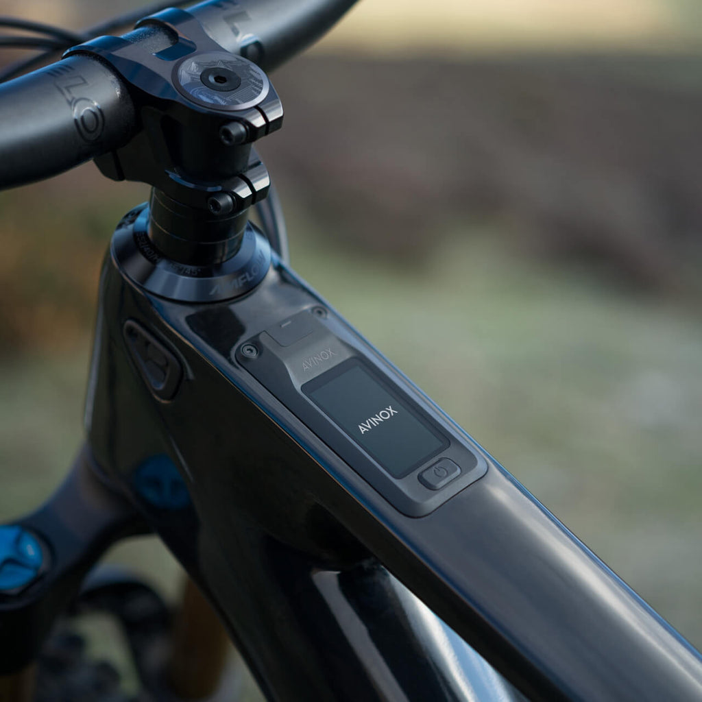 Avinox OLED touchscreen in the top tube