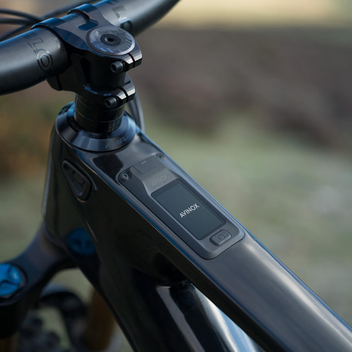 Avinox OLED touchscreen in the top tube